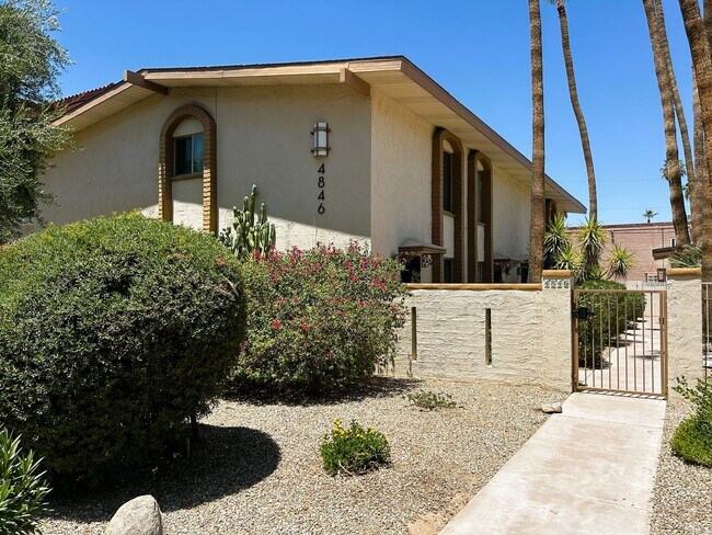 Building Photo - Prime Scottsdale Location! 2 bed 1.5 bath with community pool