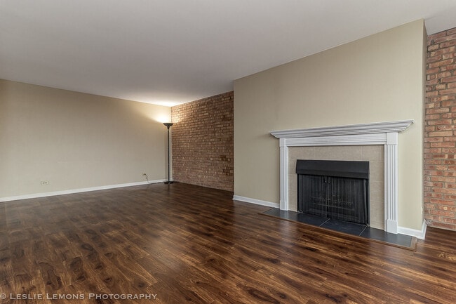 Building Photo - 5900 Oakwood Dr