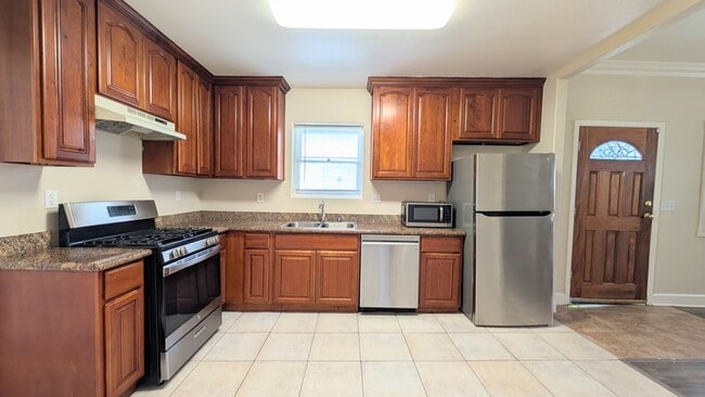 Building Photo - GREAT DOWNTOWN LOCATION!! GATED PARKING!