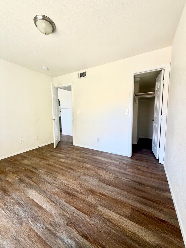 Building Photo - Henderson Cute 2 Bedroom Condominium