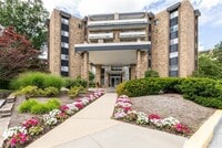 Building Photo - 2112 Acacia Park Dr