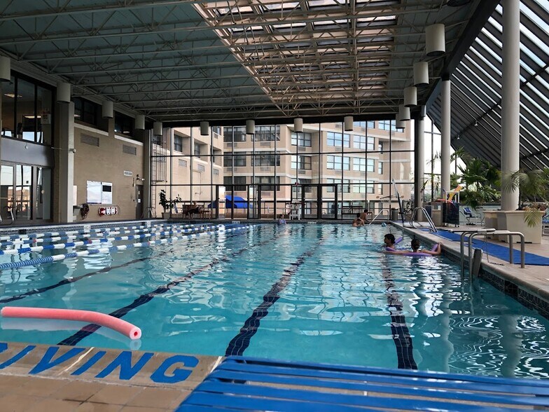 indoor swimming pool - 7002 Boulevard E