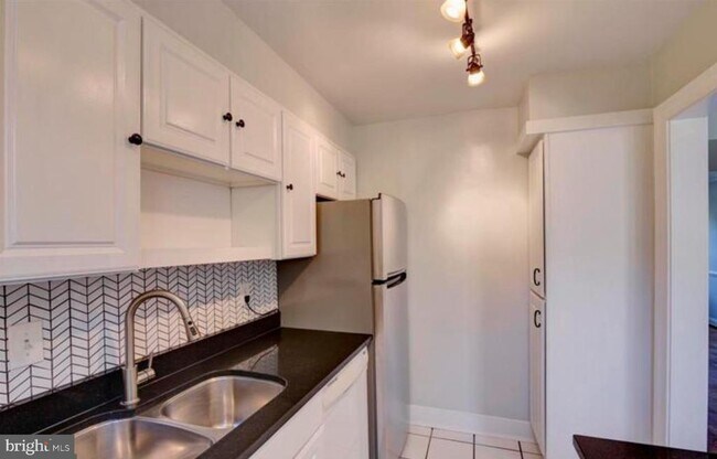 Building Photo - 6622 Boulevard View