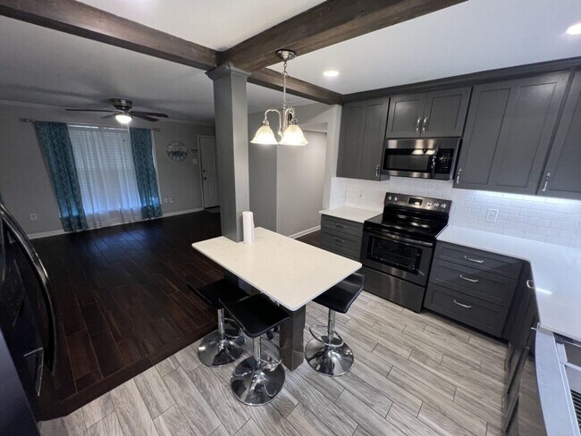 Building Photo - Fully Renovated 3 Bedroom Apartment in Pri...