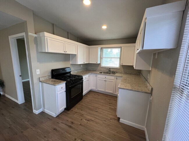 Building Photo - Large 4 bedroom 2 bathroom