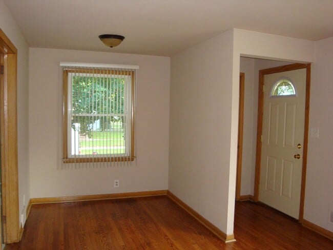 Building Photo - 3 Bedroom, 2 Bath Single Family Home in Quiet Kenosha Neighborhood