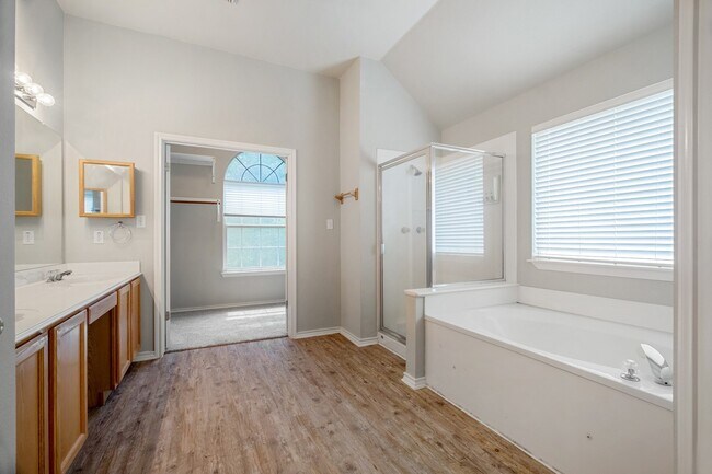 Building Photo - 4229 Kingsburg Dr