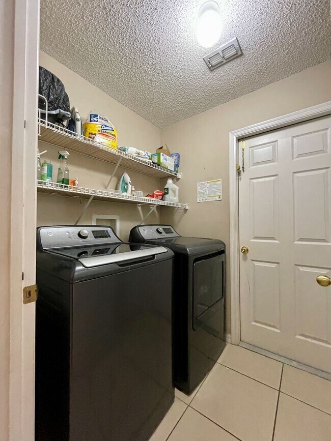 Building Photo - Modern 4-Bed, 2-Bath Solar-Powered Home Near UCF