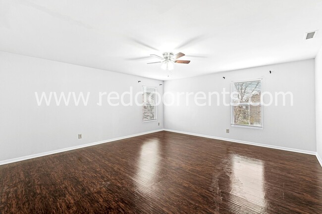 Building Photo - Charm and Convenience- Your 3 Bedroom Have...