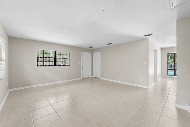 Building Photo - Spacious Pool Home in Desirable NW Gainesville