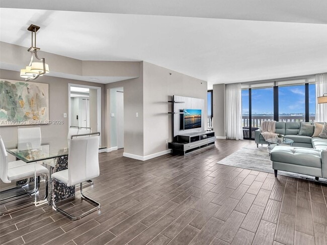 Building Photo - 2000 Island Blvd