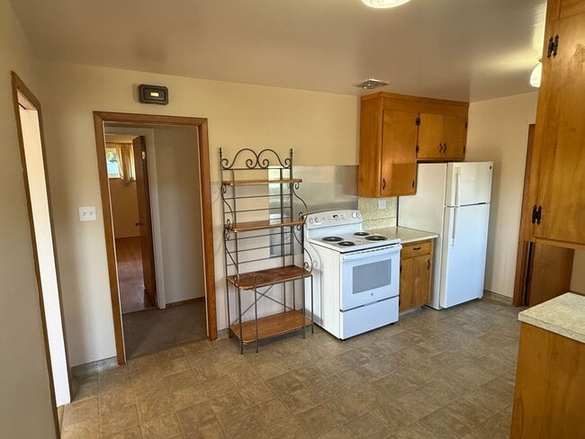 Building Photo - Spacious 3 bedroom, 1.5 bathroom Home in R...