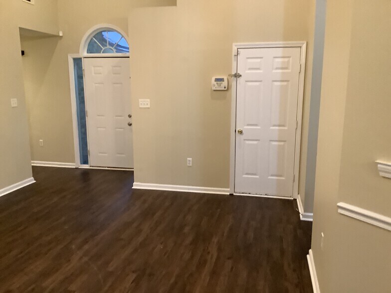 Building Photo - 108 Oak Grove Ln