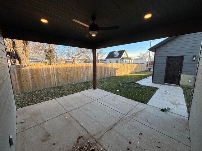 Building Photo - Stunning New Build in Central Manhattan! Available NOW!