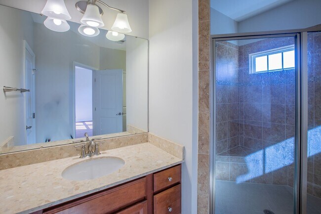 Building Photo - Stunning 3 BR/2.5 BA Townhome in Greenbelt!