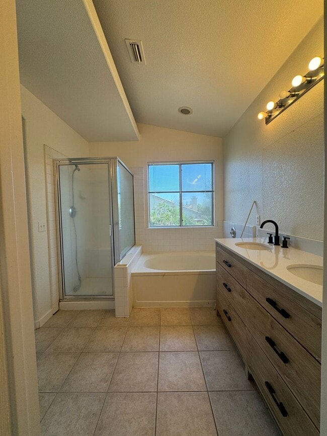 Building Photo - Great Location! 4BD and 2.5BA recently rem...