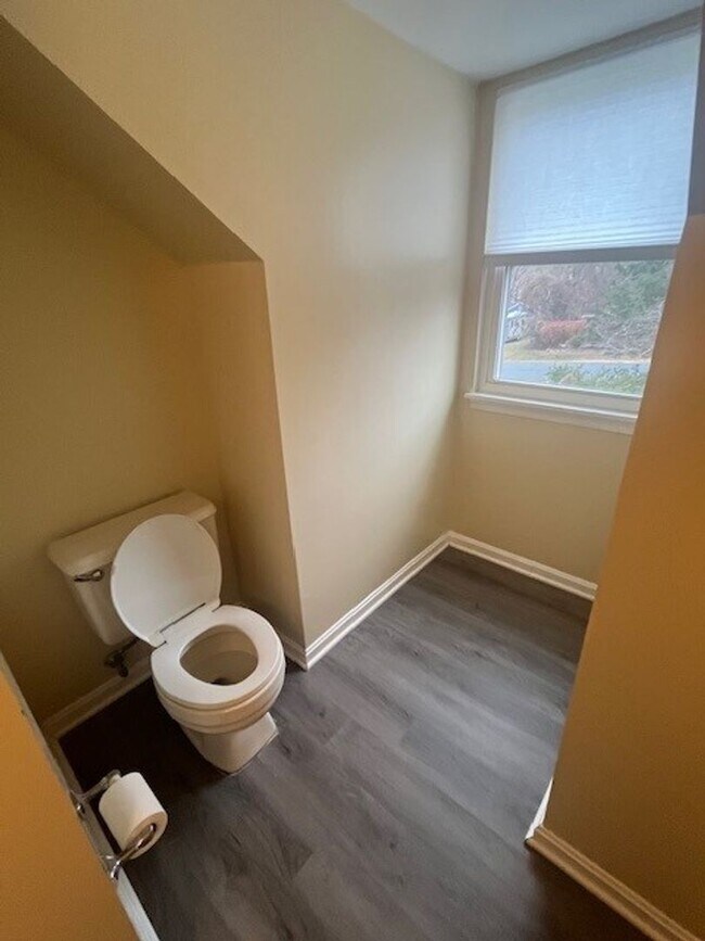 Building Photo - LOVELY CAPE COD WITH 4 BEDS, 2 BATHS AND G...