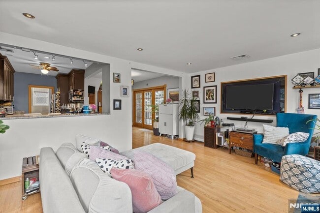 Building Photo - 274 Warren St