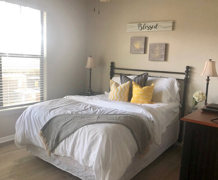 Third Bedroom with Queen Bed - 914 Charo Pky