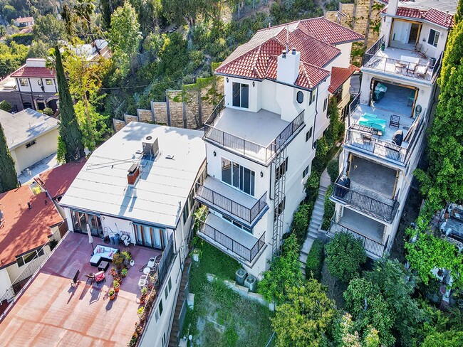 Building Photo - This Hollywood Home is a Must-See!