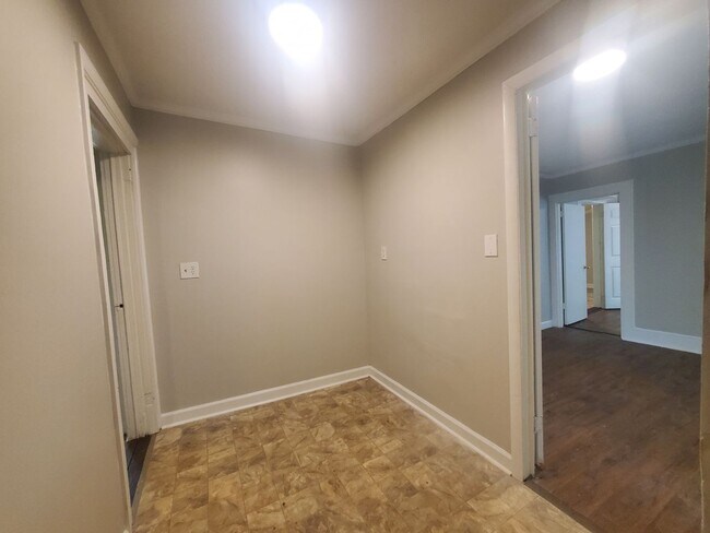 Building Photo - 3 Bedroom 2 Bath House