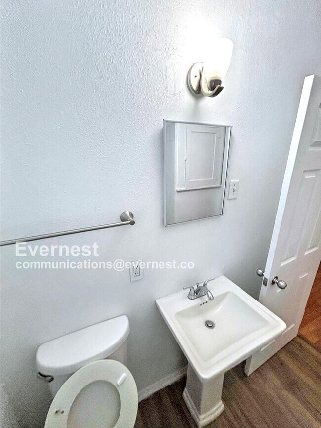Building Photo - 2 Bed/1 Bath Townhome with Balcony / Pet-Friendly / Vouchers Accepted / Available Soon!