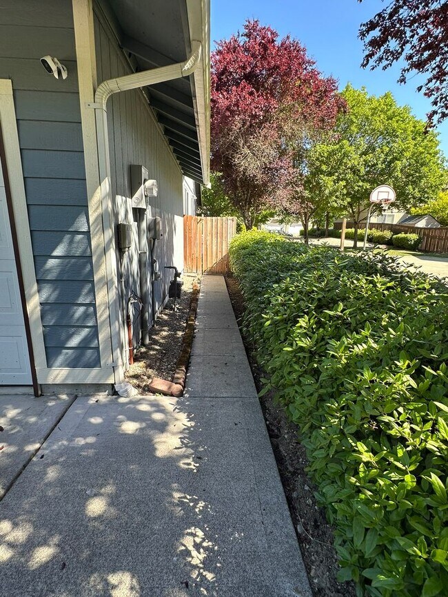 Building Photo - 3 BedRoom , 2 Bathroom , 2 Car Garage , AC