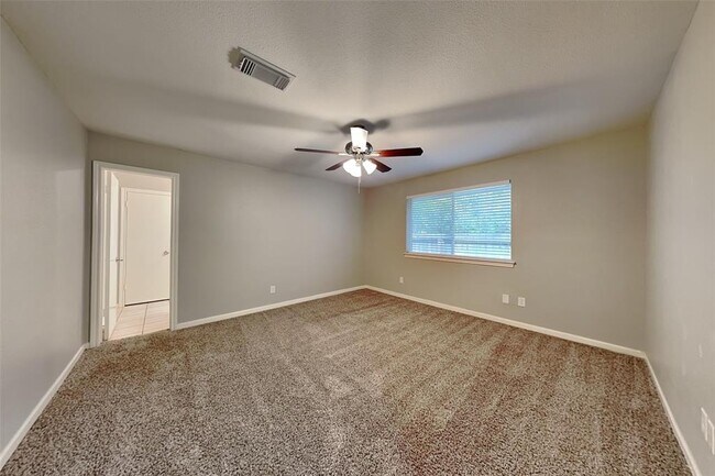 Building Photo - 2415 Pine Cone Dr