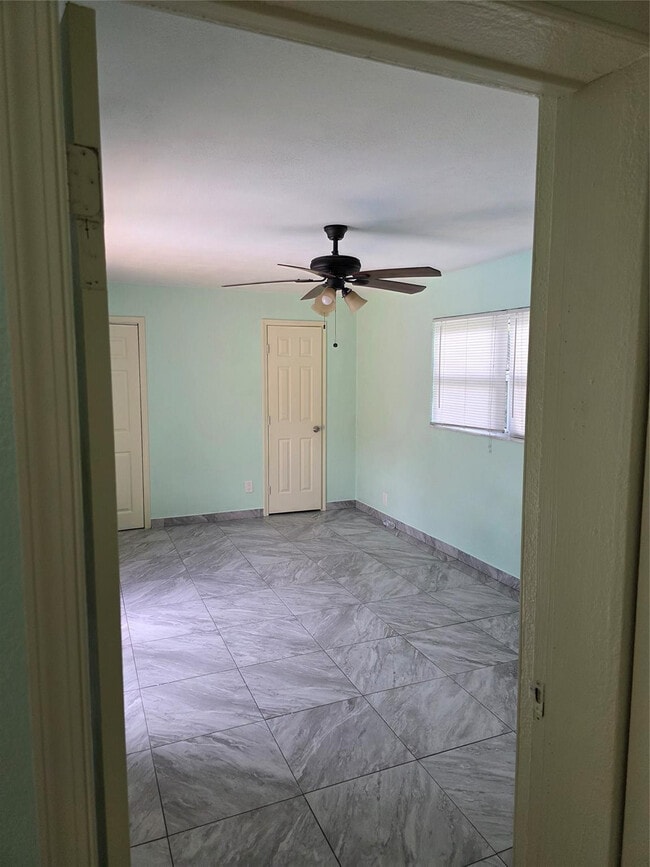 Building Photo - 4031 NE 8th Ave