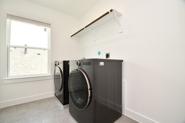 Building Photo - 2209 Via Laura Ln