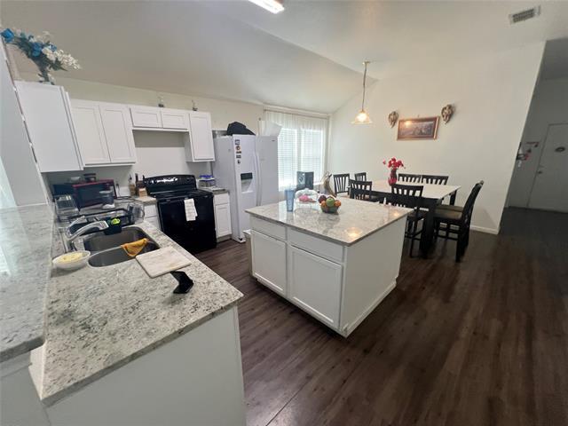 Building Photo - 1923 Pin Oak Ln