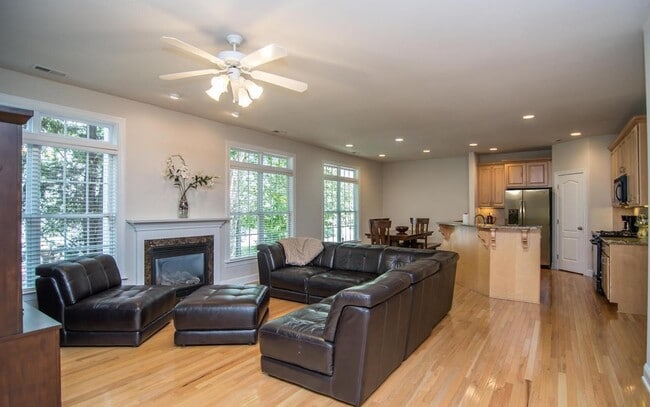 Building Photo - 131 Alden Village Ct