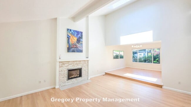 Building Photo - 11204 NE 58th Pl