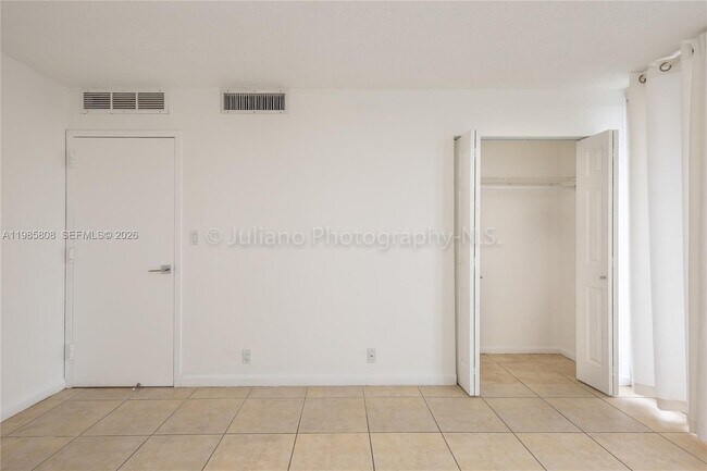 Building Photo - 7601 E Treasure Dr