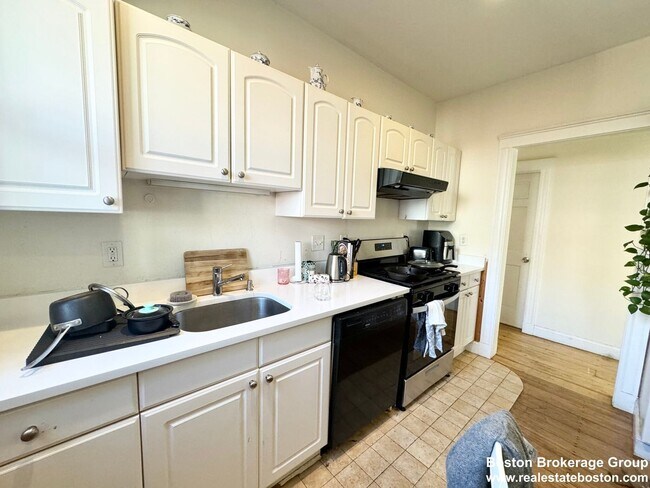 Building Photo - 31 Hillside St