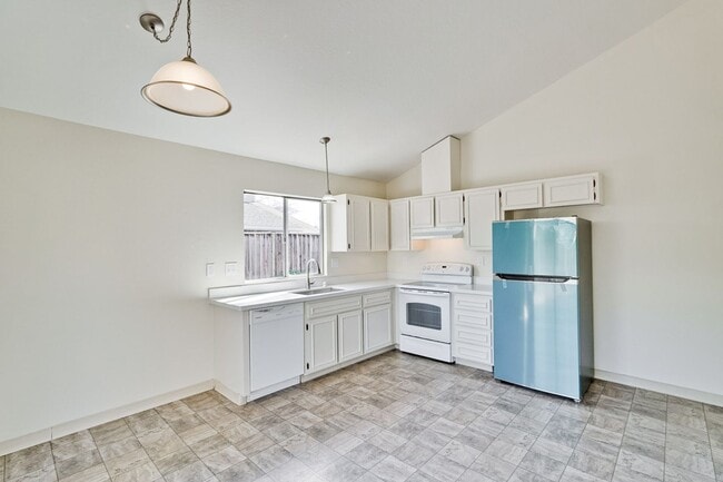 Building Photo - Single Family Home - New paint, New carpet - Washer & Dryer Hookups