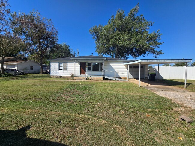 Building Photo - 3 bed 1 bath in Tecumseh!