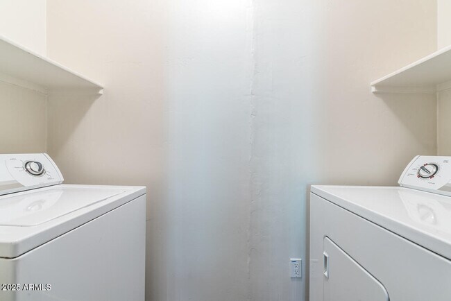 Building Photo - 945 E Playa Del Norte Dr