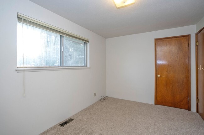 Building Photo - Spacious 4-Bedroom Home with Large Yard, Covered Patio & Garage in Lakewood