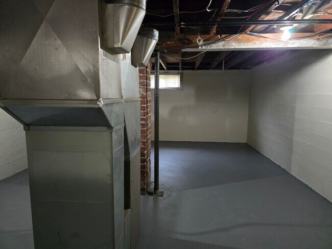 Building Photo - 2 Bedroom Duplex with Basement & 2-Car Garage