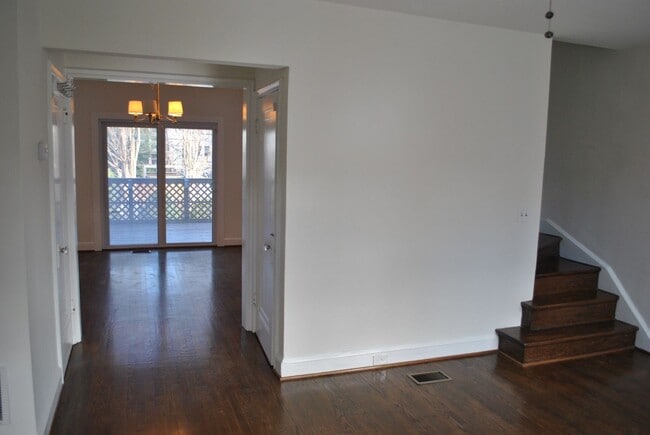 Building Photo - Georgetown near GT Medstar Hospital, Chic Rowhouse 5br/3Ba w/Yard, Deck. 2 Car Parking