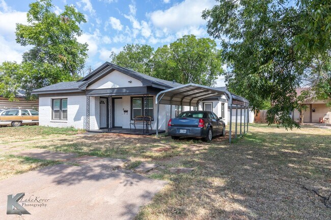 Building Photo - XL HOME!  3 bed, 1 bath, LOTS OF ROOM!