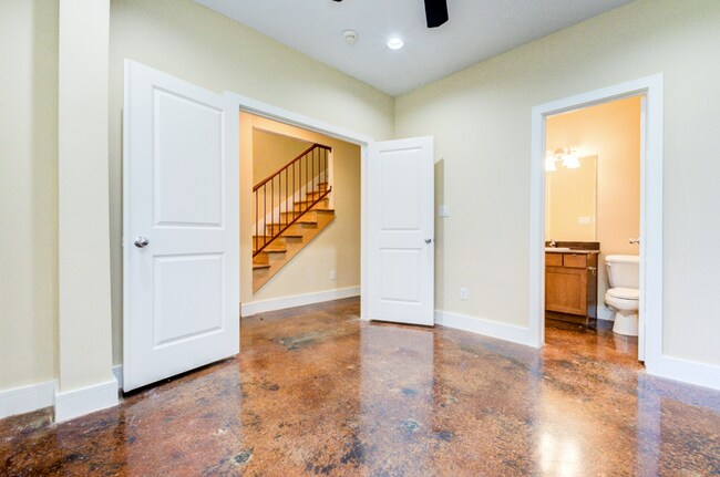 Building Photo - Modern 3 Bedroom // 3.5 Bathroom in the He...
