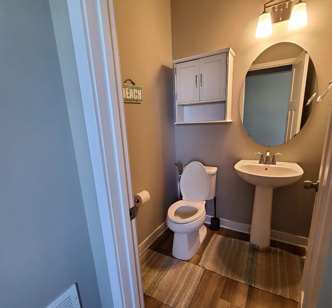 Building Photo - Beautiful 4bed 3.5bath End Unit Townhome With Walk-Out Basement!