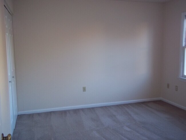 Building Photo - 223 Cross Keys Dr