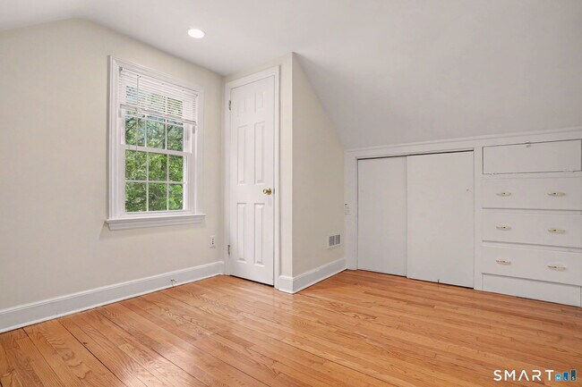 Building Photo - 32 Crescent Dr