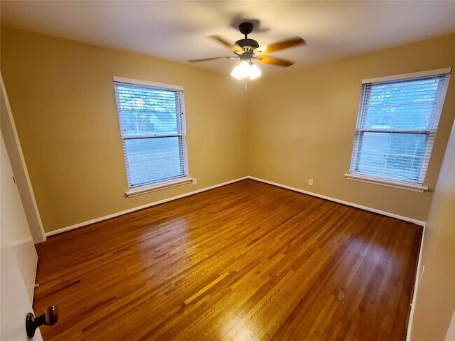 Building Photo - 1830 Viewcrest Dr