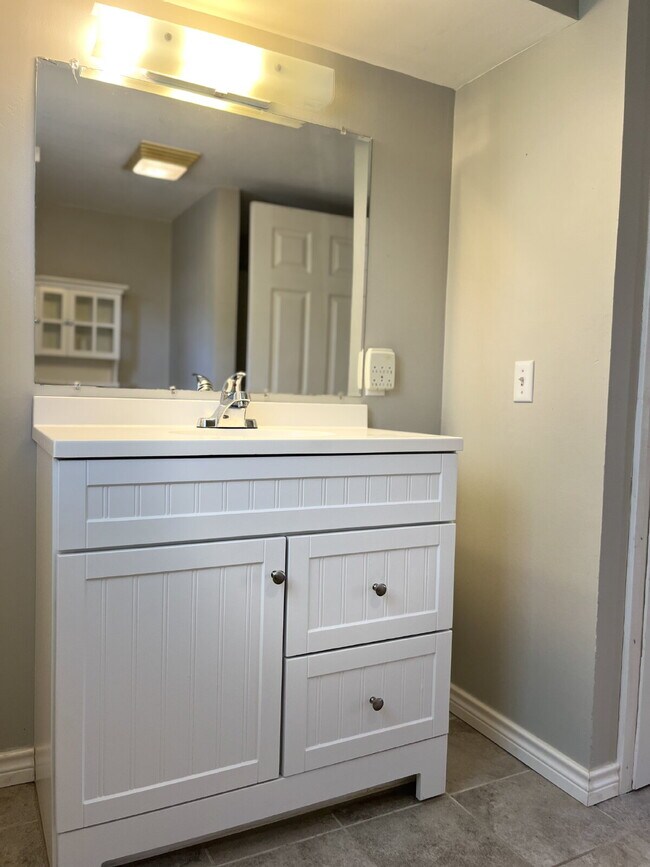 Building Photo - Great Rear Unit with Loft!