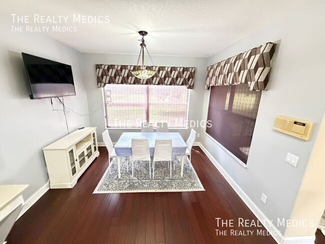 Building Photo - 1565 The Oaks Blvd