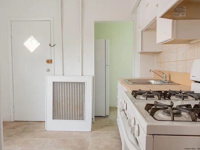 Building Photo - 2 Bedroom Single-Family Home, Newburgh